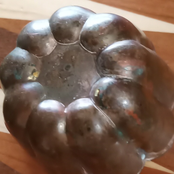 Copper vintage serving bowl and other copper kitchenware. - Picture 5 of 7